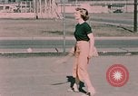 Standbild Tennis Elmendorf Air Force Base Alaska USA, 1954, aus Sekunde 31 historischem Filmmaterial Videoclip 65675034990