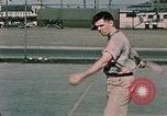 Standbild Tennis Elmendorf Air Force Base Alaska USA, 1954, aus Sekunde 45 historischem Filmmaterial Videoclip 65675034990