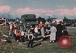 Immagine di pistola antiaerea in esposizione Palmer Alaska USA, 1953, secondo 6 filmato di repertorio 65675034999