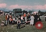 Immagine di pistola antiaerea in esposizione Palmer Alaska USA, 1953, secondo 8 filmato di repertorio 65675034999
