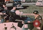 Immagine di pistola antiaerea in esposizione Palmer Alaska USA, 1953, secondo 36 filmato di repertorio 65675034999
