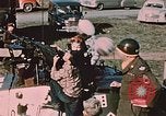 Immagine di pistola antiaerea in esposizione Palmer Alaska USA, 1953, secondo 49 filmato di repertorio 65675034999