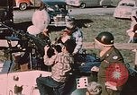 Immagine di pistola antiaerea in esposizione Palmer Alaska USA, 1953, secondo 51 filmato di repertorio 65675034999