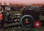 Immagine di pistola antiaerea in esposizione Palmer Alaska USA, 1953, secondo 54 filmato di repertorio 65675034999