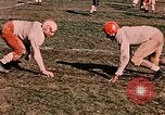 Immagine di American football giocatori Alaska USA, 1954, secondo 10 filmato di repertorio 65675035038
