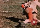 Immagine di American football giocatori Alaska USA, 1954, secondo 13 filmato di repertorio 65675035038