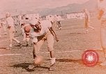 Immagine di American football giocatori Alaska USA, 1954, secondo 14 filmato di repertorio 65675035038