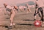 Immagine di American football giocatori Alaska USA, 1954, secondo 15 filmato di repertorio 65675035038