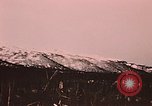 Image des fusées fumigènes être enflammé lors de manoeuvres Fort Richardson Alaska USA, 1954, de la seconde 9 séquences d'archives historiques vidéo 65675035046