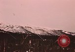 Image des fusées fumigènes être enflammé lors de manoeuvres Fort Richardson Alaska USA, 1954, de la seconde 11 séquences d'archives historiques vidéo 65675035046