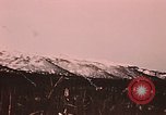 Image des fusées fumigènes être enflammé lors de manoeuvres Fort Richardson Alaska USA, 1954, de la seconde 14 séquences d'archives historiques vidéo 65675035046