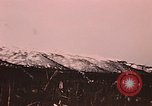 Image des fusées fumigènes être enflammé lors de manoeuvres Fort Richardson Alaska USA, 1954, de la seconde 16 séquences d'archives historiques vidéo 65675035046
