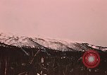 Image des fusées fumigènes être enflammé lors de manoeuvres Fort Richardson Alaska USA, 1954, de la seconde 19 séquences d'archives historiques vidéo 65675035046