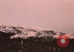 Image des fusées fumigènes être enflammé lors de manoeuvres Fort Richardson Alaska USA, 1954, de la seconde 21 séquences d'archives historiques vidéo 65675035046