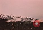 Image des fusées fumigènes être enflammé lors de manoeuvres Fort Richardson Alaska USA, 1954, de la seconde 22 séquences d'archives historiques vidéo 65675035046