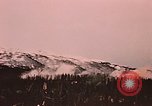 Image des fusées fumigènes être enflammé lors de manoeuvres Fort Richardson Alaska USA, 1954, de la seconde 23 séquences d'archives historiques vidéo 65675035046