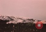 Image des fusées fumigènes être enflammé lors de manoeuvres Fort Richardson Alaska USA, 1954, de la seconde 24 séquences d'archives historiques vidéo 65675035046