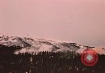 Image des fusées fumigènes être enflammé lors de manoeuvres Fort Richardson Alaska USA, 1954, de la seconde 25 séquences d'archives historiques vidéo 65675035046