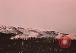 Image des fusées fumigènes être enflammé lors de manoeuvres Fort Richardson Alaska USA, 1954, de la seconde 27 séquences d'archives historiques vidéo 65675035046