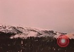 Image des fusées fumigènes être enflammé lors de manoeuvres Fort Richardson Alaska USA, 1954, de la seconde 28 séquences d'archives historiques vidéo 65675035046