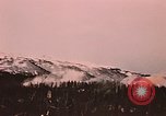 Image des fusées fumigènes être enflammé lors de manoeuvres Fort Richardson Alaska USA, 1954, de la seconde 29 séquences d'archives historiques vidéo 65675035046