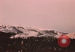 Image des fusées fumigènes être enflammé lors de manoeuvres Fort Richardson Alaska USA, 1954, de la seconde 30 séquences d'archives historiques vidéo 65675035046