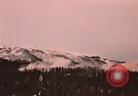 Image des fusées fumigènes être enflammé lors de manoeuvres Fort Richardson Alaska USA, 1954, de la seconde 32 séquences d'archives historiques vidéo 65675035046