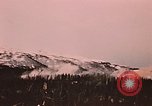 Image des fusées fumigènes être enflammé lors de manoeuvres Fort Richardson Alaska USA, 1954, de la seconde 34 séquences d'archives historiques vidéo 65675035046