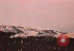 Image des fusées fumigènes être enflammé lors de manoeuvres Fort Richardson Alaska USA, 1954, de la seconde 35 séquences d'archives historiques vidéo 65675035046