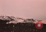Image des fusées fumigènes être enflammé lors de manoeuvres Fort Richardson Alaska USA, 1954, de la seconde 36 séquences d'archives historiques vidéo 65675035046
