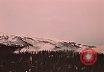 Image des fusées fumigènes être enflammé lors de manoeuvres Fort Richardson Alaska USA, 1954, de la seconde 39 séquences d'archives historiques vidéo 65675035046