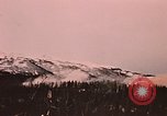 Image des fusées fumigènes être enflammé lors de manoeuvres Fort Richardson Alaska USA, 1954, de la seconde 41 séquences d'archives historiques vidéo 65675035046