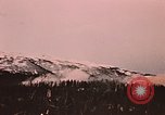 Image des fusées fumigènes être enflammé lors de manoeuvres Fort Richardson Alaska USA, 1954, de la seconde 47 séquences d'archives historiques vidéo 65675035046