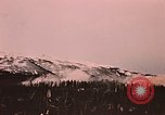 Image des fusées fumigènes être enflammé lors de manoeuvres Fort Richardson Alaska USA, 1954, de la seconde 49 séquences d'archives historiques vidéo 65675035046