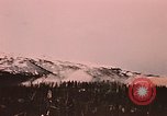 Image des fusées fumigènes être enflammé lors de manoeuvres Fort Richardson Alaska USA, 1954, de la seconde 52 séquences d'archives historiques vidéo 65675035046
