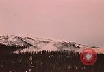 Image des fusées fumigènes être enflammé lors de manoeuvres Fort Richardson Alaska USA, 1954, de la seconde 53 séquences d'archives historiques vidéo 65675035046