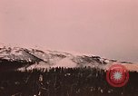 Image des fusées fumigènes être enflammé lors de manoeuvres Fort Richardson Alaska USA, 1954, de la seconde 54 séquences d'archives historiques vidéo 65675035046