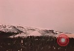 Image des fusées fumigènes être enflammé lors de manoeuvres Fort Richardson Alaska USA, 1954, de la seconde 55 séquences d'archives historiques vidéo 65675035046