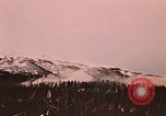 Image des fusées fumigènes être enflammé lors de manoeuvres Fort Richardson Alaska USA, 1954, de la seconde 56 séquences d'archives historiques vidéo 65675035046
