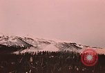 Image des fusées fumigènes être enflammé lors de manoeuvres Fort Richardson Alaska USA, 1954, de la seconde 57 séquences d'archives historiques vidéo 65675035046