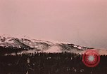 Image des fusées fumigènes être enflammé lors de manoeuvres Fort Richardson Alaska USA, 1954, de la seconde 58 séquences d'archives historiques vidéo 65675035046