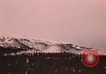 Image des fusées fumigènes être enflammé lors de manoeuvres Fort Richardson Alaska USA, 1954, de la seconde 59 séquences d'archives historiques vidéo 65675035046