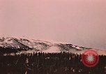Image des fusées fumigènes être enflammé lors de manoeuvres Fort Richardson Alaska USA, 1954, de la seconde 61 séquences d'archives historiques vidéo 65675035046