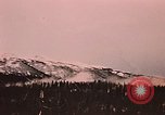 Image des fusées fumigènes être enflammé lors de manoeuvres Fort Richardson Alaska USA, 1954, de la seconde 62 séquences d'archives historiques vidéo 65675035046