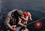 Immagine di Gioco operaio Kodiak Alaska USA, 1953, secondo 45 filmato di repertorio 65675035058