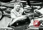Image femme poisson taxidermiste Avalon California USA, 1930, de la seconde 29 séquences d'archives historiques vidéo 65675035089
