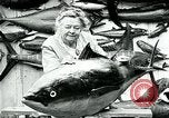 Image femme poisson taxidermiste Avalon California USA, 1930, de la seconde 30 séquences d'archives historiques vidéo 65675035089