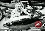Image femme poisson taxidermiste Avalon California USA, 1930, de la seconde 31 séquences d'archives historiques vidéo 65675035089