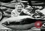 Image femme poisson taxidermiste Avalon California USA, 1930, de la seconde 32 séquences d'archives historiques vidéo 65675035089