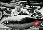Image femme poisson taxidermiste Avalon California USA, 1930, de la seconde 33 séquences d'archives historiques vidéo 65675035089